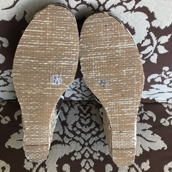 NWOT Adorable Cow print wedges - Picture 8 of 8